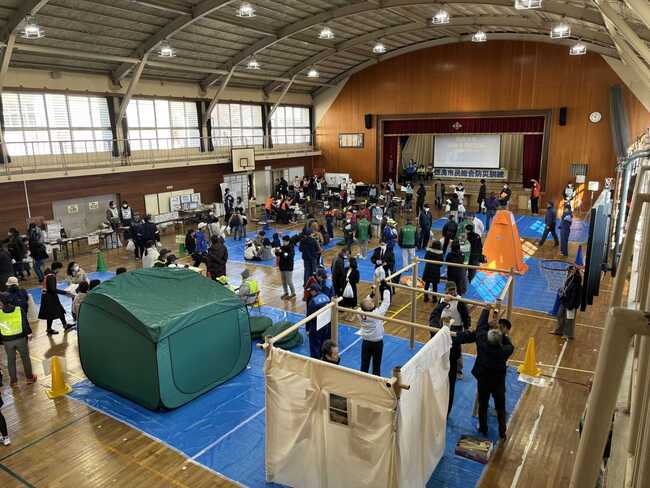 体育館内での避難所運営訓練風景写真