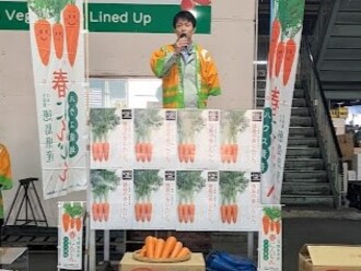 徳島県産「春にんじん」市場セレモニーの様子の写真
