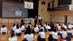 上八万中学校の音楽アウトリーチの様子