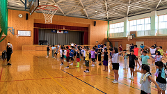 沖洲学童保育ひまわりクラブのダンスアウトリーチの様子