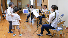 あさがお学童保育クラブの音楽アウトリーチの様子