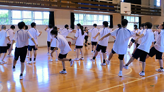 上八万中学校のダンスアウトリーチの様子
