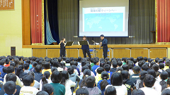 上八万小学校の音楽アウトリーチの様子