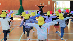 福島幼稚園のダンスアウトリーチの様子
