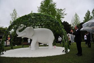 4月29日　月曜日のゾウの像　贈呈式の写真